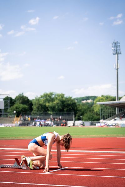 Anna Weichelt (TSG Oederan e.V.) beim 400m Start am 15.07.2022 waehrend den deutschen Leichtathletik-Jugendmeisterschaften 2022 in Ulm