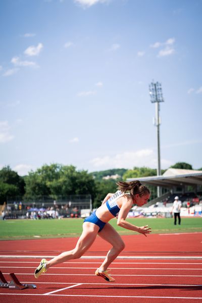 Anna Weichelt (TSG Oederan e.V.) beim 400m Start am 15.07.2022 waehrend den deutschen Leichtathletik-Jugendmeisterschaften 2022 in Ulm