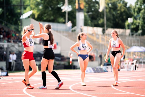 Leonie Kupser (DJK Ochtendung) und Anna Welz (TV Herkenrath) klatschen sich im Ziel ab am 15.07.2022 waehrend den deutschen Leichtathletik-Jugendmeisterschaften 2022 in Ulm