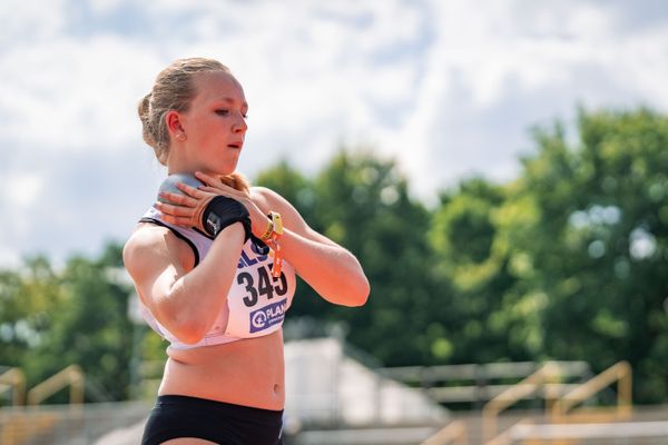 Sofie Groeninger (LG Sempt) beim Kugelstossen am 15.07.2022 waehrend den deutschen Leichtathletik-Jugendmeisterschaften 2022 in Ulm