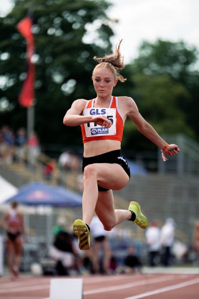 Lenia Kurrle (TSV Gomaringen) im Dreisprung am 15.07.2022 waehrend den deutschen Leichtathletik-Jugendmeisterschaften 2022 in Ulm