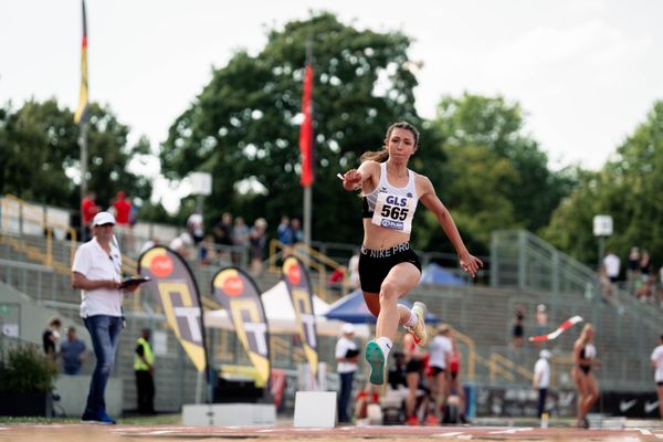 Sophia Ludwig (Hannover 96) im Dreisprung am 15.07.2022 waehrend den deutschen Leichtathletik-Jugendmeisterschaften 2022 in Ulm