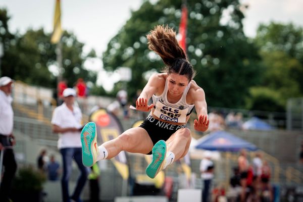 Sophia Ludwig (Hannover 96) im Dreisprung am 15.07.2022 waehrend den deutschen Leichtathletik-Jugendmeisterschaften 2022 in Ulm