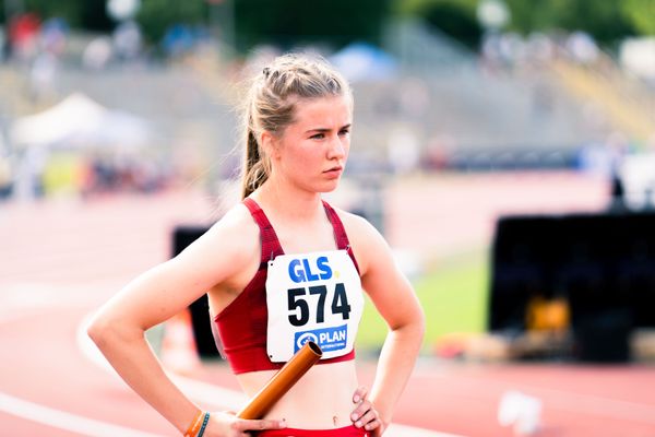 Charlotte Waldkirch (VfL Eintracht Hannover) als Startlaeuferin der 4x100m Staffel des VfL Eintracht Hannover am 15.07.2022 waehrend den deutschen Leichtathletik-Jugendmeisterschaften 2022 in Ulm