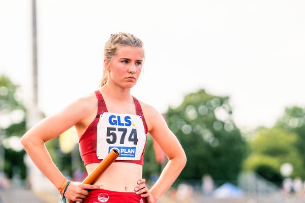 Charlotte Waldkirch (VfL Eintracht Hannover) als Startlaeuferin der 4x100m Staffel des VfL Eintracht Hannover am 15.07.2022 waehrend den deutschen Leichtathletik-Jugendmeisterschaften 2022 in Ulm