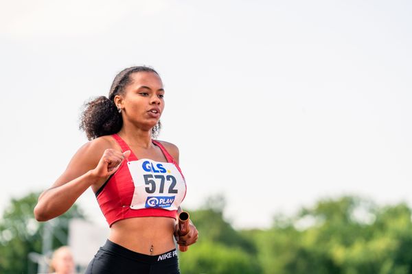 Jeanne Alipoé (VfL Eintracht Hannover) als Schlusslaeuferin der 4x100m Staffel des VfL Eintracht Hannover am 15.07.2022 waehrend den deutschen Leichtathletik-Jugendmeisterschaften 2022 in Ulm