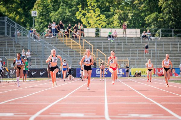 Chidinma Sophia Eze (LAC Quelle Fuerth), Charlotte Zeigermann (StG Team Sachsen-Anhalt), Franziska Burchett (TV Gladbeck 1912), Annika Just (LAC Passau), Virginia Vandersee (SC Potsdam) ueber 4x100m am 15.07.2022 waehrend den deutschen Leichtathletik-Jugendmeisterschaften 2022 in Ulm