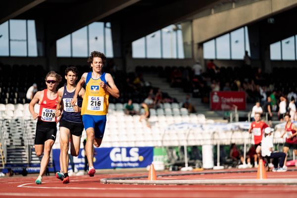 Paul Fecher (LG LKr Aschaffenburg) vor Nicolas Kopelsky (ATSV Saarbruecken) und Paul Groever (LG Olympia Dortmund) am 15.07.2022 waehrend den deutschen Leichtathletik-Jugendmeisterschaften 2022 in Ulm