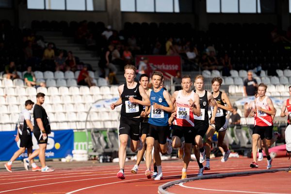 Tammo Doerner (SV Nordenham), Hauke Trost (Leichtathletikclub Kronshagen), Christopher Arnold (LV 90 Erzgebirge) ueber 1500m am 15.07.2022 waehrend den deutschen Leichtathletik-Jugendmeisterschaften 2022 in Ulm