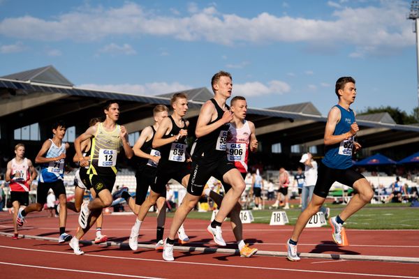 Tammo Doerner (SV Nordenham), Hauke Trost (Leichtathletikclub Kronshagen), Christopher Arnold (LV 90 Erzgebirge) ueber 1500m am 15.07.2022 waehrend den deutschen Leichtathletik-Jugendmeisterschaften 2022 in Ulm