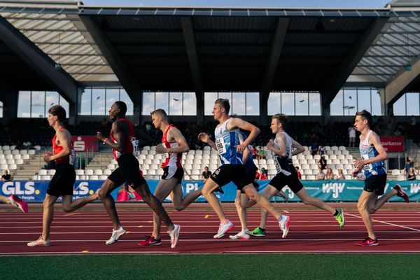 Jonas Kulgemeyer (OTB Osnabrueck) mittendrin ueber 1500m am 15.07.2022 waehrend den deutschen Leichtathletik-Jugendmeisterschaften 2022 in Ulm