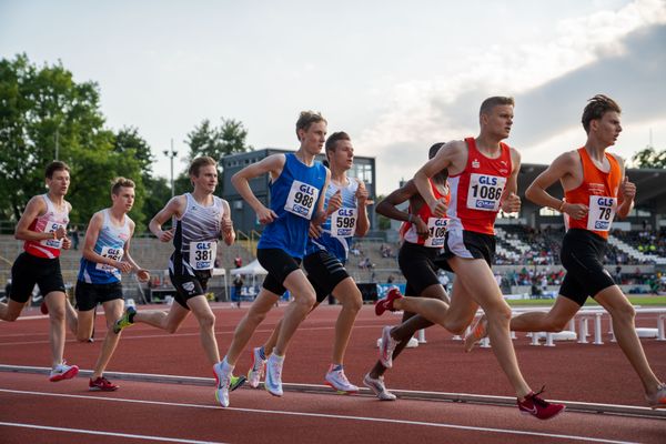 Jonas Kulgemeyer (OTB Osnabrueck) mittendrin ueber 1500m, daneben Anton Saar (Turbine Halle), Nick Froelich (KSV Baunatal), Lennart Lindstrot (LG Olympia Dortmund), Rodion Beimler (LC Cottbus) am 15.07.2022 waehrend den deutschen Leichtathletik-Jugendmeisterschaften 2022 in Ulm