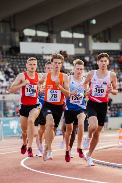 Rodion Beimler (LC Cottbus), Christoph Schrick (ASC Darmstadt), Lennart Lindstrot (LG Olympia Dortmund) ueber 1500m am 15.07.2022 waehrend den deutschen Leichtathletik-Jugendmeisterschaften 2022 in Ulm