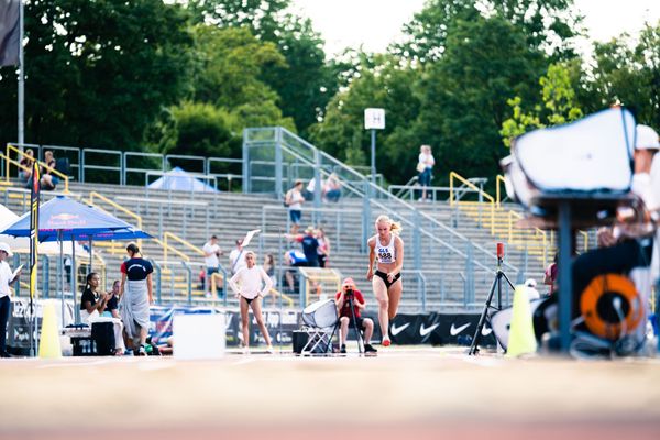 Charlotte Grimm (LC Nordhorn) am 15.07.2022 waehrend den deutschen Leichtathletik-Jugendmeisterschaften 2022 in Ulm