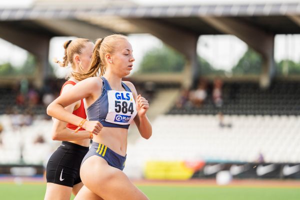 Carolin Hinrichs (VfL Loeningen) ueber 1500m am 15.07.2022 waehrend den deutschen Leichtathletik-Jugendmeisterschaften 2022 in Ulm