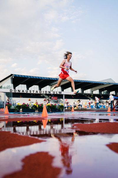 Max Julius Loewe (Dresdner SC 1898) ueber 2000m Hindernis am 15.07.2022 waehrend den deutschen Leichtathletik-Jugendmeisterschaften 2022 in Ulm