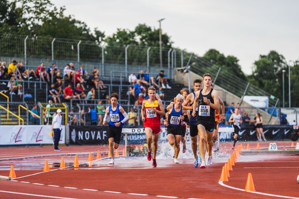 Jonathan Enders (1. TSV Bad Salzungen 1990), Karl Geburek (ASV Erfurt), Ben Frerichs (Erfurter LAC), Paul Walochny (SC DHfK Leipzig e.V.) ueber 2000m Hindernis am 15.07.2022 waehrend den deutschen Leichtathletik-Jugendmeisterschaften 2022 in Ulm