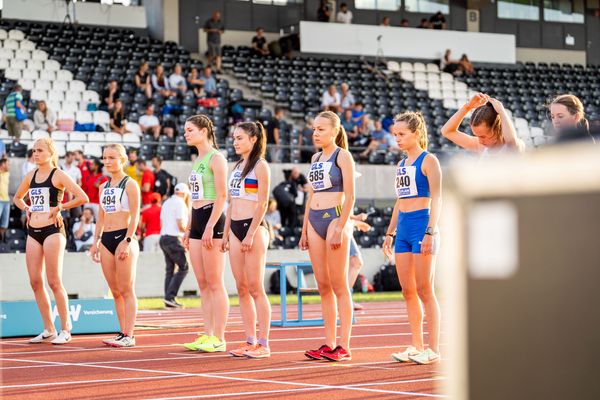 Start des 2000m Hindernis-Finale: Neele Heyne (SC DHfK Leipzig e.V.), Inga Schulz (TSG Bergedorf), Christina Lehnen (LAZ Moenchengladbach), Constanze Paoli (SSC Hanau-Rodenbach), Sophie Hinrichs (VfL Loeningen), Frida Giersdorff (TSV Jahn Freising) am 15.07.2022 waehrend den deutschen Leichtathletik-Jugendmeisterschaften 2022 in Ulm