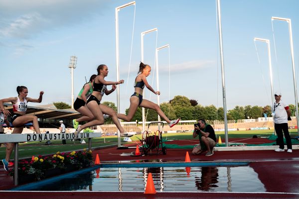 Carolin Hinrichs (VfL Loeningen), Neele Heyne (SC DHfK Leipzig e.V.) am 15.07.2022 waehrend den deutschen Leichtathletik-Jugendmeisterschaften 2022 in Ulm