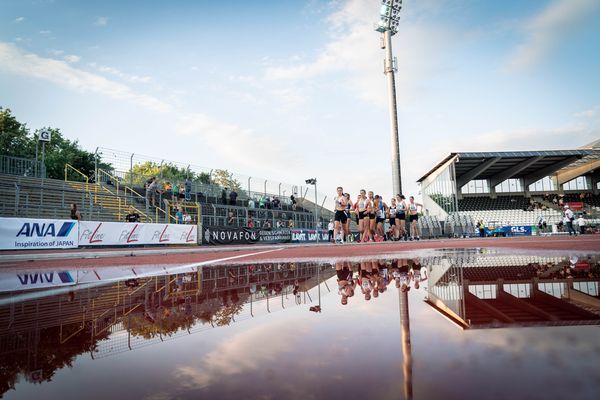 Geher spiegeln sich im Wasser: Lena Sonntag (SC Potsdam), Lara Jolie Feigl (SC Potsdam), Kylie Garreis (LG Vogtland), Marie Krebelder (LAC Quelle Fuerth), Laura Sophie Pabst (ASV 1902 Sangerhausen) am 15.07.2022 waehrend den deutschen Leichtathletik-Jugendmeisterschaften 2022 in Ulm