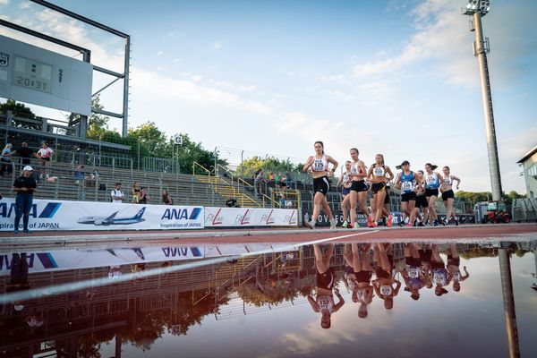 Geher spiegeln sich im Wasser: Lena Sonntag (SC Potsdam), Lara Jolie Feigl (SC Potsdam), Kylie Garreis (LG Vogtland), Marie Krebelder (LAC Quelle Fuerth), Laura Sophie Pabst (ASV 1902 Sangerhausen) am 15.07.2022 waehrend den deutschen Leichtathletik-Jugendmeisterschaften 2022 in Ulm