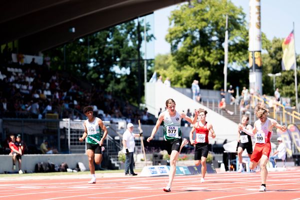 Alexandro Seiler (SV Preussen Berlin), Melvin Schleicher (SC Potsdam), Lucien Berger (Sportclub Magdeburg) und vorneweg Max Husemann (Eintracht Hildesheim) am 16.07.2022 waehrend den deutschen Leichtathletik-Jugendmeisterschaften 2022 in Ulm