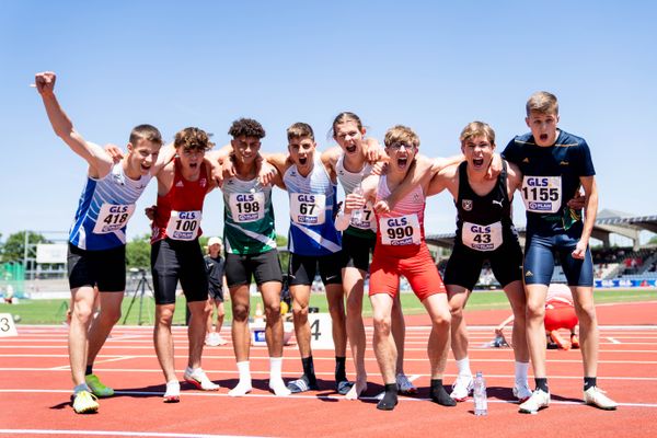 Die U18 400m LaueferElias Ehrmann (LG Dornburg), Melvin Schleicher (SC Potsdam), Alexandro Seiler (SV Preussen Berlin), Alexander Senski (SR Yburg Steinbach), Max Husemann (Eintracht Hildesheim), Lucien Berger (Sportclub Magdeburg), Gero Andres Fischer (MTG Mannheim), Fabian Straberg (Recklinghaeuser LC) am 16.07.2022 waehrend den deutschen Leichtathletik-Jugendmeisterschaften 2022 in Ulm