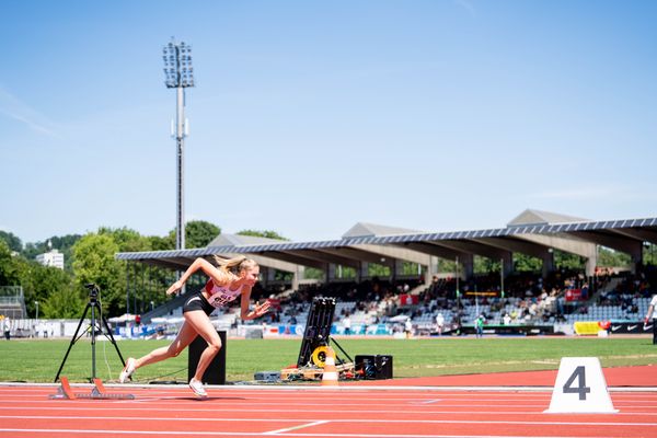 Sina Ehrhardt (LG Rhein-Wied) ueber 400m am 16.07.2022 waehrend den deutschen Leichtathletik-Jugendmeisterschaften 2022 in Ulm