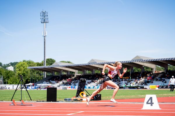 Sina Ehrhardt (LG Rhein-Wied) ueber 400m am 16.07.2022 waehrend den deutschen Leichtathletik-Jugendmeisterschaften 2022 in Ulm