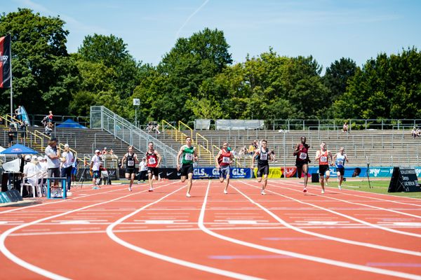 400m Finale U20 mit Louis Fuchs (SC DHfK Leipzig e.V.), Florian Kroll (LG Osnabrueck), Friedrich Rumpf (1.VfL FORTUNA Marzahn), Finn Kohlenbach (Koenigsteiner LV), Lukas Krappe (SCC Berlin), Okai Charles (Koenigsteiner LV), Bastian Sundermann (LG Brillux Muenster), Sven Mueller (MTV Kronberg Leichtathletik) am 16.07.2022 waehrend den deutschen Leichtathletik-Jugendmeisterschaften 2022 in Ulm