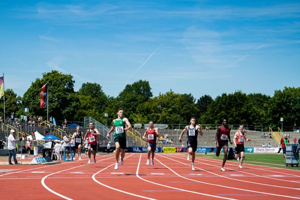 400m Finale U20 mit Louis Fuchs (SC DHfK Leipzig e.V.), Florian Kroll (LG Osnabrueck), Friedrich Rumpf (1.VfL FORTUNA Marzahn), Finn Kohlenbach (Koenigsteiner LV), Lukas Krappe (SCC Berlin), Okai Charles (Koenigsteiner LV), Bastian Sundermann (LG Brillux Muenster), Sven Mueller (MTV Kronberg Leichtathletik) am 16.07.2022 waehrend den deutschen Leichtathletik-Jugendmeisterschaften 2022 in Ulm