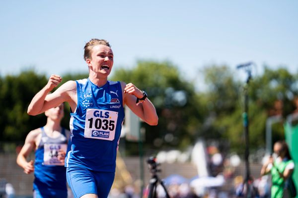 Benedikt Thomas Wallstein (Gothaer Leichtathletik Centrum) freut sich ueber den deutschen Meistertitel am 16.07.2022 waehrend den deutschen Leichtathletik-Jugendmeisterschaften 2022 in Ulm