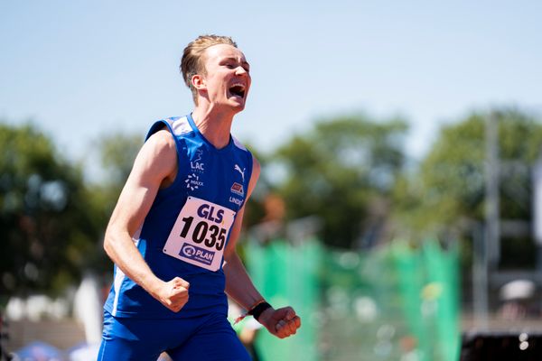 Benedikt Thomas Wallstein (Gothaer Leichtathletik Centrum) freut sich ueber den deutschen Meistertitel am 16.07.2022 waehrend den deutschen Leichtathletik-Jugendmeisterschaften 2022 in Ulm