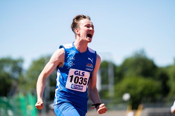 Benedikt Thomas Wallstein (Gothaer Leichtathletik Centrum) freut sich ueber den deutschen Meistertitel am 16.07.2022 waehrend den deutschen Leichtathletik-Jugendmeisterschaften 2022 in Ulm