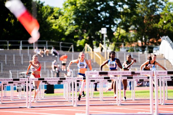 Ilayda Soukri (LG Nord Berlin), Mayleen Bartz (VfL Stade), Millicent Mensah (LAC Quelle Fuerth), Grace Monono (SV Preussen Berlin), Fenja Zitzelsberger (Cologne Athletics) ueber 100m Huerden am 16.07.2022 waehrend den deutschen Leichtathletik-Jugendmeisterschaften 2022 in Ulm