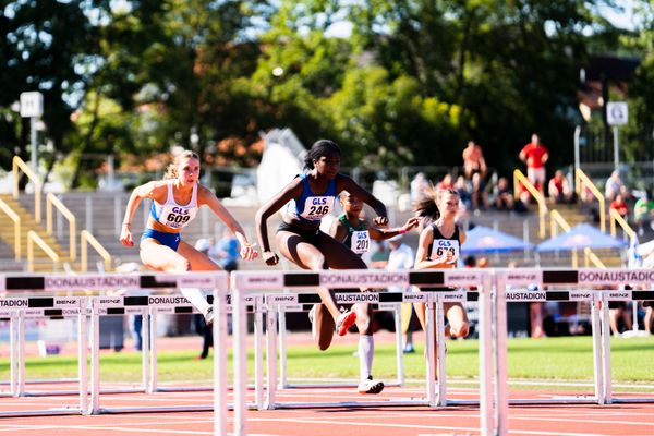 Mayleen Bartz (VfL Stade), Millicent Mensah (LAC Quelle Fuerth), Grace Monono (SV Preussen Berlin), Fenja Zitzelsberger (Cologne Athletics) ueber 100m Huerden am 16.07.2022 waehrend den deutschen Leichtathletik-Jugendmeisterschaften 2022 in Ulm