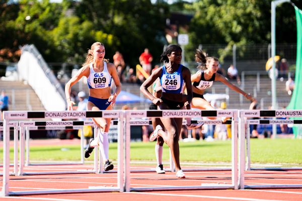 Mayleen Bartz (VfL Stade), Millicent Mensah (LAC Quelle Fuerth), Fenja Zitzelsberger (Cologne Athletics) ueber 100m Huerden am 16.07.2022 waehrend den deutschen Leichtathletik-Jugendmeisterschaften 2022 in Ulm