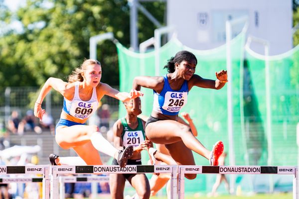 Mayleen Bartz (VfL Stade), Millicent Mensah (LAC Quelle Fuerth) ueber 100m Huerden am 16.07.2022 waehrend den deutschen Leichtathletik-Jugendmeisterschaften 2022 in Ulm