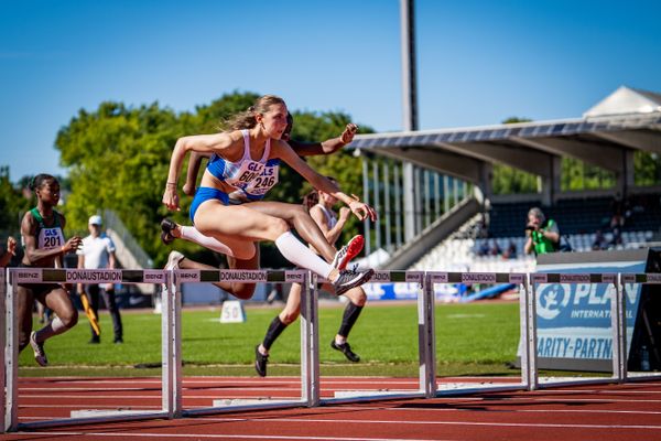 Mayleen Bartz (VfL Stade), Millicent Mensah (LAC Quelle Fuerth) ueber 100m Huerden am 16.07.2022 waehrend den deutschen Leichtathletik-Jugendmeisterschaften 2022 in Ulm