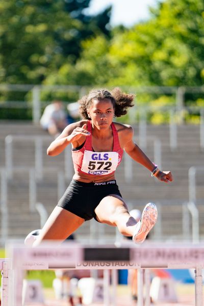 Jeanne Alipoé (VfL Eintracht Hannover) ueber 100m Huerden am 16.07.2022 waehrend den deutschen Leichtathletik-Jugendmeisterschaften 2022 in Ulm