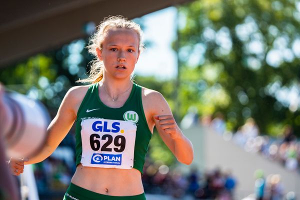 Nele Jaworski (VfL Wolfsburg) und Vivian Groppe (MT Melsungen) am 16.07.2022 waehrend den deutschen Leichtathletik-Jugendmeisterschaften 2022 in Ulm