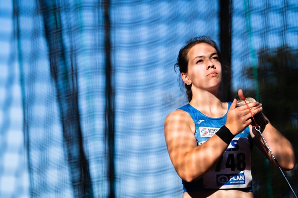 Nele Frisch (LAV Bayer Uerdingen/Dormagen) im Hammerwurf am 16.07.2022 waehrend den deutschen Leichtathletik-Jugendmeisterschaften 2022 in Ulm