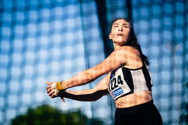 Aileen Kuhn (LAZ Ludwigsburg) beim Hammerwurf am 16.07.2022 waehrend den deutschen Leichtathletik-Jugendmeisterschaften 2022 in Ulm