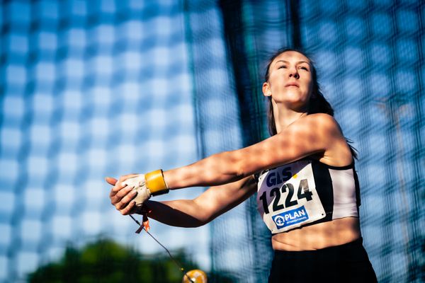 Aileen Kuhn (LAZ Ludwigsburg) beim Hammerwurf am 16.07.2022 waehrend den deutschen Leichtathletik-Jugendmeisterschaften 2022 in Ulm