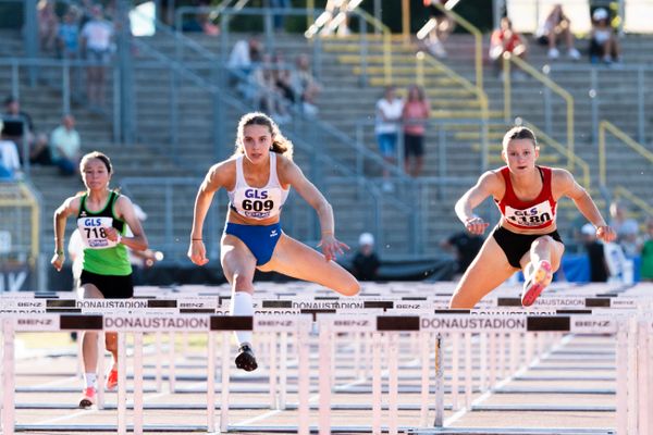 Mayleen Bartz (VfL Stade) und Miriam Steinbach (LG Filstal) am 16.07.2022 waehrend den deutschen Leichtathletik-Jugendmeisterschaften 2022 in Ulm