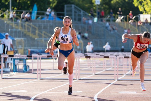 Mayleen Bartz (VfL Stade) und Miriam Steinbach (LG Filstal) am 16.07.2022 waehrend den deutschen Leichtathletik-Jugendmeisterschaften 2022 in Ulm