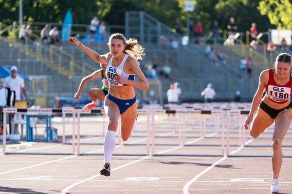 Mayleen Bartz (VfL Stade) wirft sich ins Ziel am 16.07.2022 waehrend den deutschen Leichtathletik-Jugendmeisterschaften 2022 in Ulm