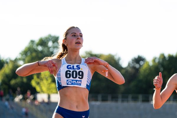 Mayleen Bartz (VfL Stade) im Ziel am 16.07.2022 waehrend den deutschen Leichtathletik-Jugendmeisterschaften 2022 in Ulm