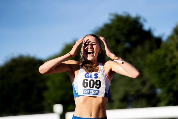 Mayleen Bartz (VfL Stade) freut sich ueber den deutschen Meistertitel nach dem 100m Huerden Finale am 16.07.2022 waehrend den deutschen Leichtathletik-Jugendmeisterschaften 2022 in Ulm