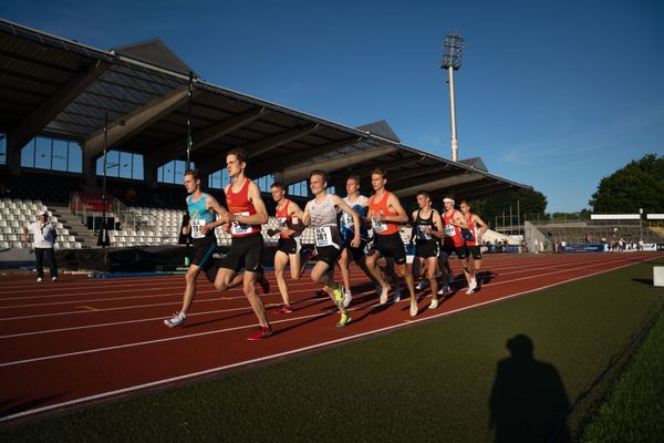 Simon Trampusch (TuS Framersheim), Tim Kalies (Braunschweiger Laufclub), Nick Froelich (KSV Baunatal), Jonas Kulgemeyer (OTB Osnabrueck), Rodion Beimler (LC Cottbus), Fabio Heitboehmer (LG Olympia Dortmund), Silas Zahlten (LG Brillux Muenster) am 16.07.2022 waehrend den deutschen Leichtathletik-Jugendmeisterschaften 2022 in Ulm